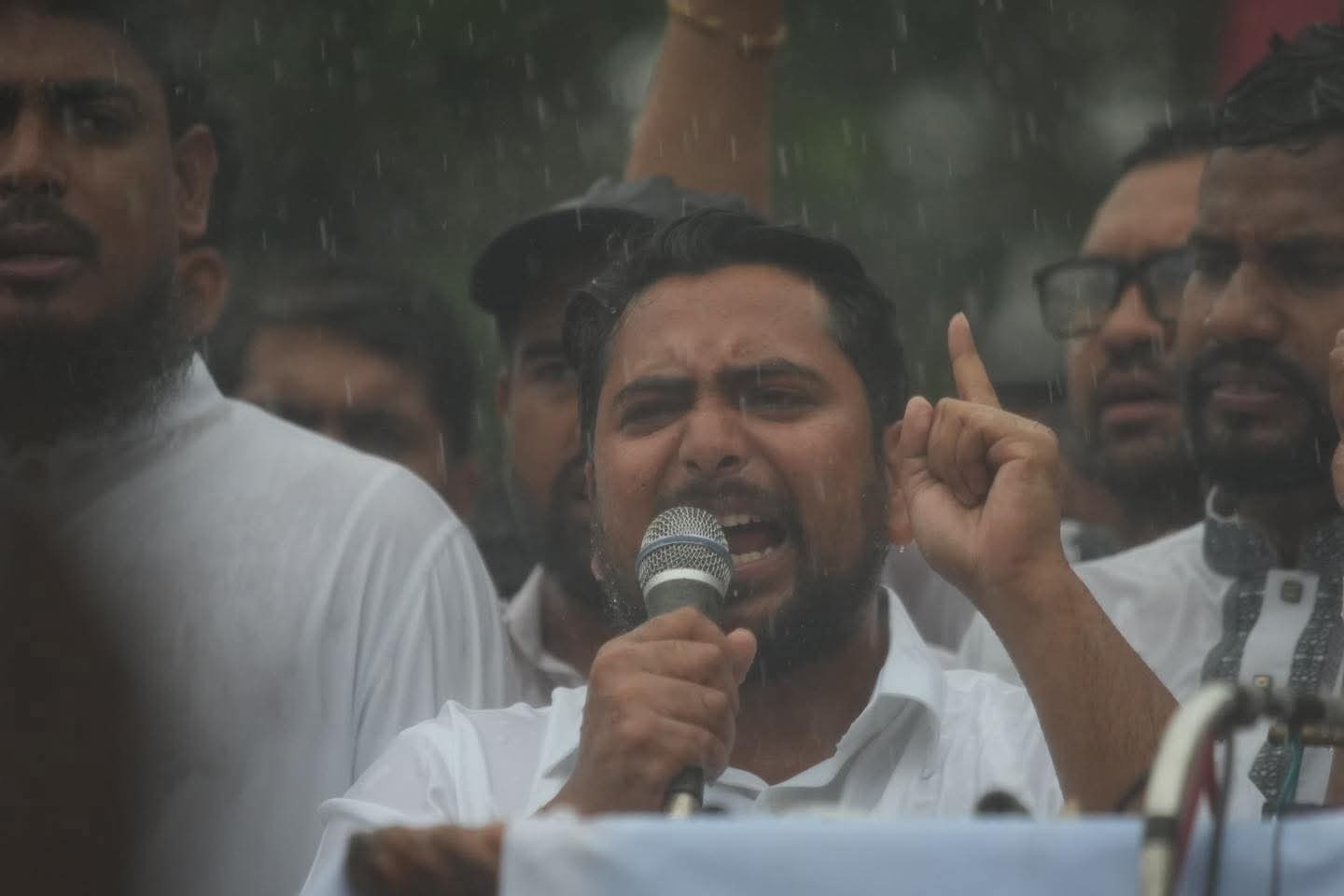 বৃষ্টিতে ভিজতে ভিজতে হাবিব মোল্লা বললেন, ‘নাহিদের বক্তব্য তো সব সময় শুনতে পাব না’