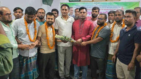 নবাগতদের ফুল দিয়ে বরণ করে নেন শ্রমিক দলের নেতারা। ছবি: সংগৃহীত