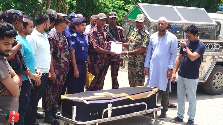 সাতক্ষীরার ভোমরা স্থলবন্দর দিয়ে আলিমুজ্জামান সাজুর মরদেহ দেশে পৌঁছে। স্ট্রিম ছবি