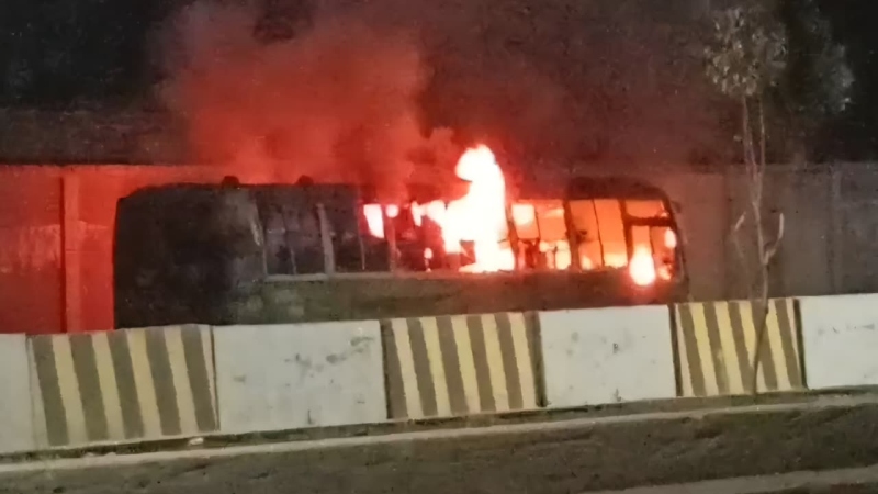 সাভার পরিবহনের বাসে আগুন। ছবি: সংগৃহীত