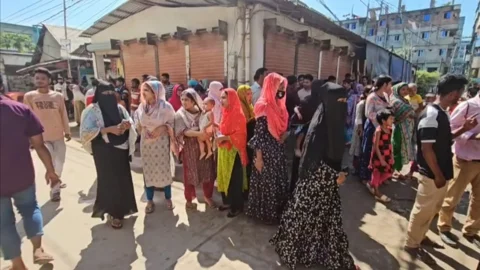বন্ধের নোটিশ দেখে ফিরে যাচ্ছেন শ্রমিকেরা। ছবি: সংগৃহীত