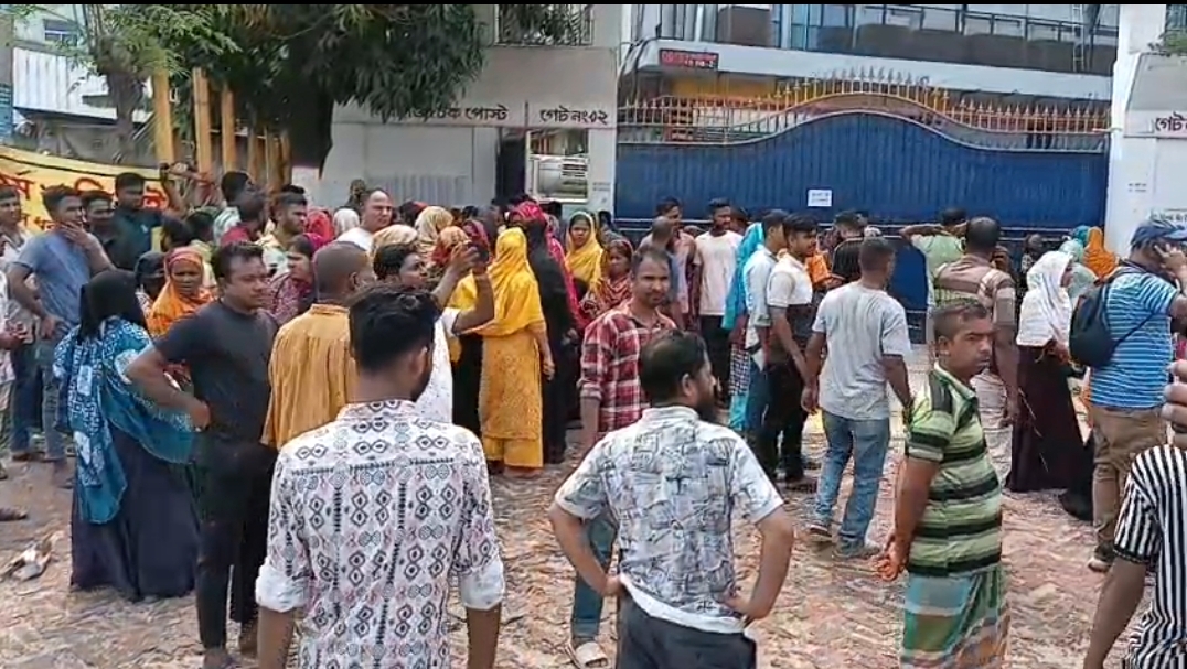 সাভারে ছাঁটাই করা প্রতিষ্ঠানের সামনে জড়ো হয়েছেন শ্রমিকরা। স্ট্রিম ছবি
