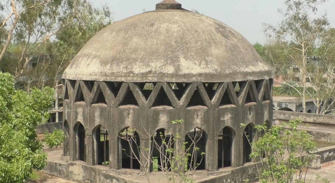 নষ্ট হচ্ছে দৃষ্টিনন্দন স্থাপনা। স্ট্রিম ছবি