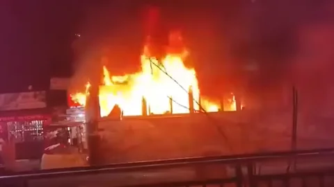 মিরপুর ও বাড্ডায় এসব অগ্নিকাণ্ডের ঘটনা ঘটে। ছবি: ভিডিও থেকে নেওয়া