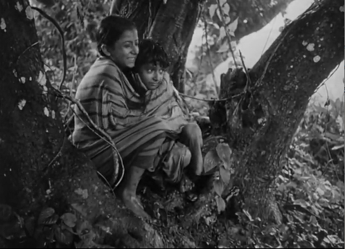 বৃষ্টিতে দুর্গা-অপু