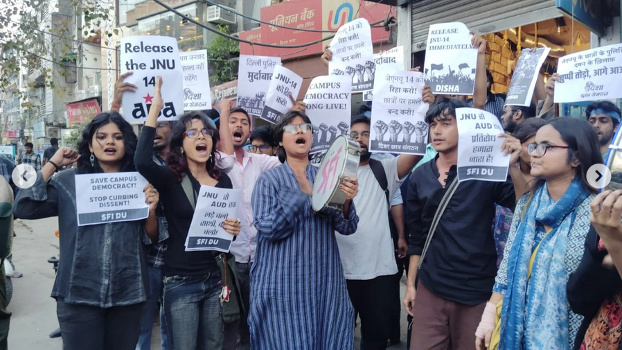 জেএনইউএসইউ সভাপতি অদিতি মিশ্রসহ ১৪ জন শীর্ষ নেতাকে গ্রেপ্তারের প্রতিবাদে শিক্ষার্থীদের মিছিল। ছবি: সংগৃহীত