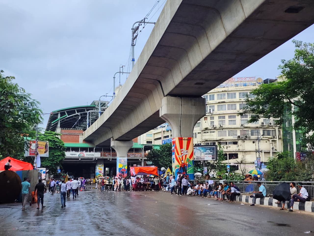 জুলাই সনদের দাবিতে শাহবাগ অবরোধ করেন আন্দোলনকারীরা। বৃহস্পতিবার, ৩১ জুলাই। স্ট্রিম ছবি