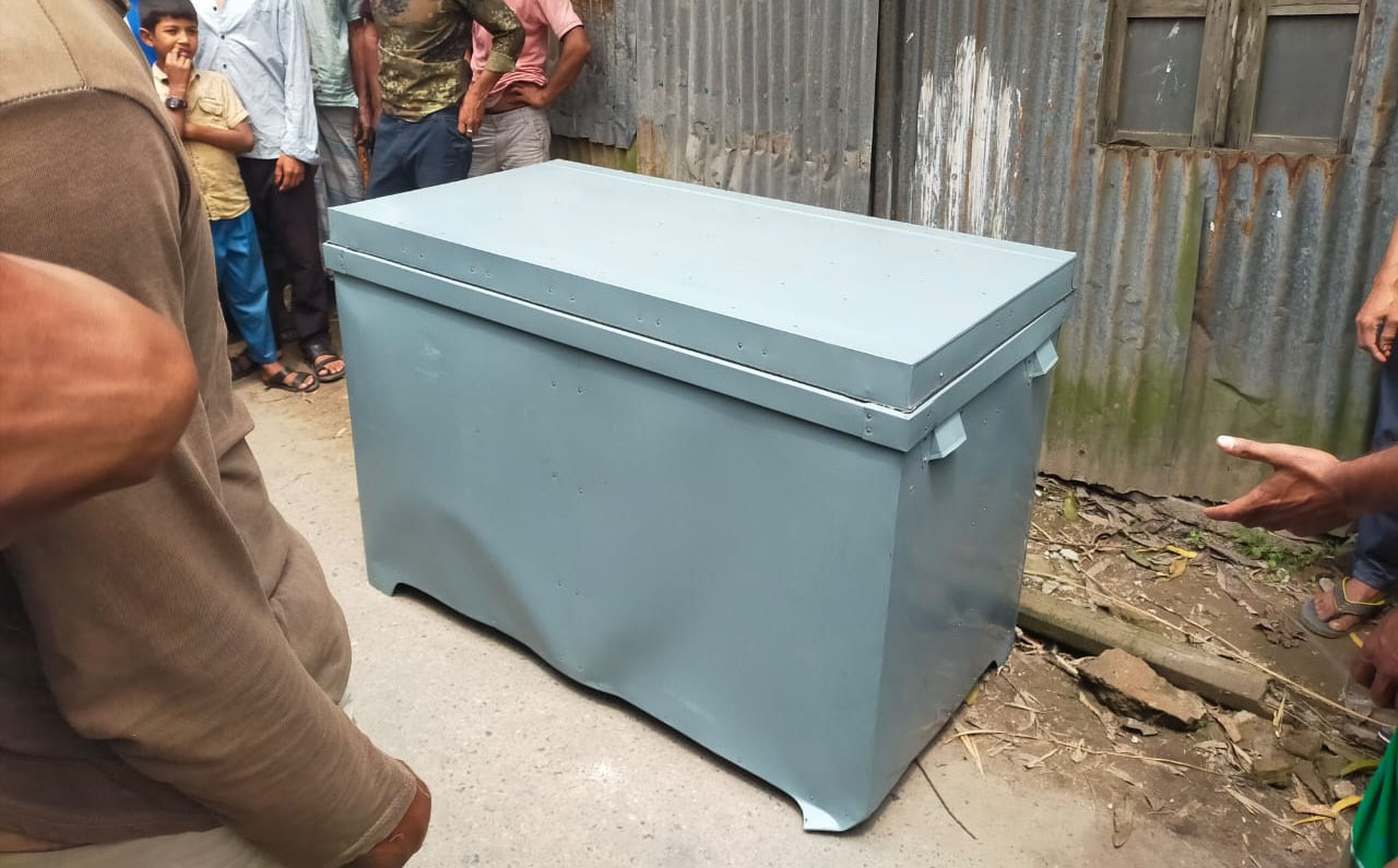 শ্রীবরদীতে নারীর মরদেহসহ রেখে যাওয়া স্টিলের বড় ট্রাংক। স্ট্রিম ছবি