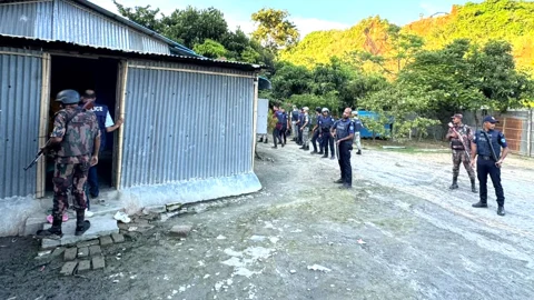 চট্টগ্রামের জঙ্গল সলিমপুরের যৌথবাহিনীর অভিযান। স্ট্রিম ছবি