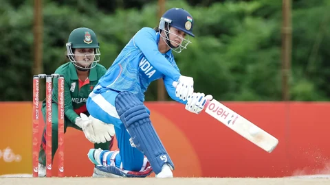বাংলাদেশের বিপক্ষে ব্যাট করছেন ভারতের স্মৃতি মান্ধানা। ছবি: সংগৃহীত 