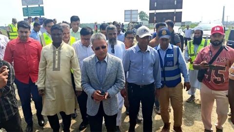 ব্রাহ্মণবাড়িয়ার বিজয়নগর উপজেলায় মহাসড়কের নির্মাণকাজের অগ্রগতি পরিদর্শন করেন সড়ক পরিবহন ও রেলপথ মন্ত্রী শেখ রবিউল আলম। ছবি: সংগৃহীত