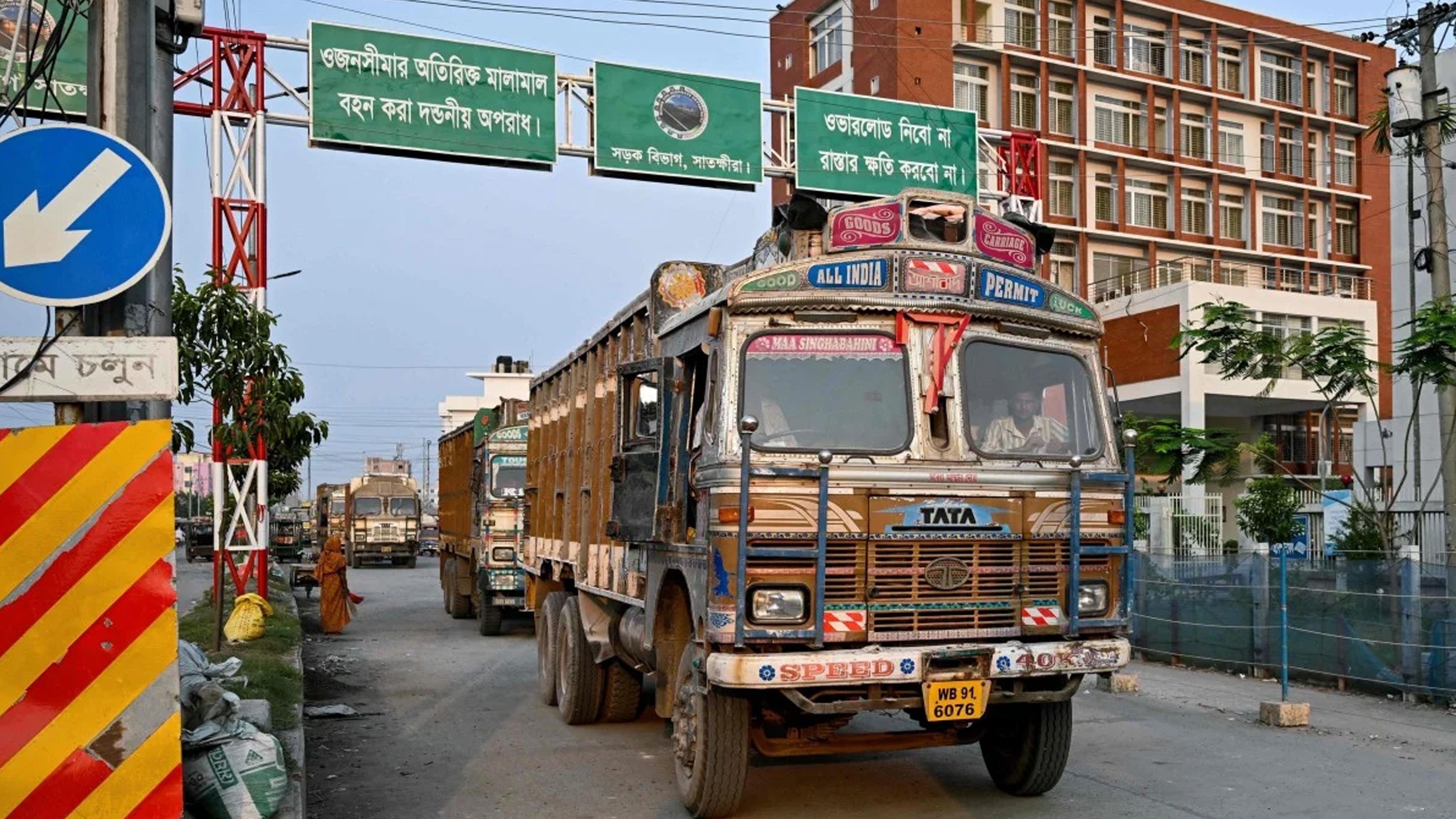 ঢাকা-দিল্লির সম্পর্কে উষ্ণতা, বেইজিং নিয়ে টানাপড়েন