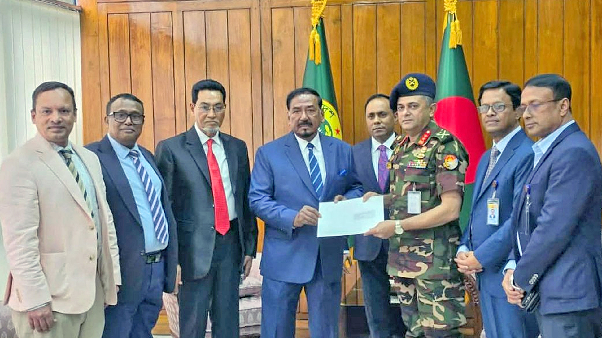 রাষ্ট্রপতি মোঃ সাহাবুদ্দিনের পদত্যাগপত্র গ্রহণ করেন স্পিকার হাফিজ উদ্দিন আহমদ। ছবি: সংসদ সচিবালয়