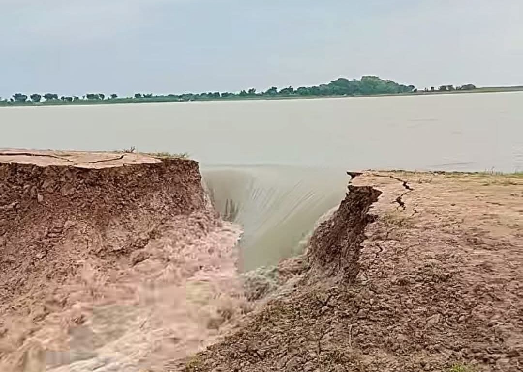 মধ্যনগর উপজেলায় বাঁধ ভেঙে পানি ঢুকছে  জিনা‌রিয়া হাও‌রে। স্ট্রিম ছবি