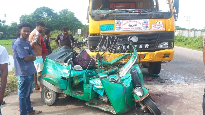 দুর্ঘটনা কবলিত সিএনজি অটোরিকশা ও তেলবাহী লরি। ছবি: সংগৃহীত