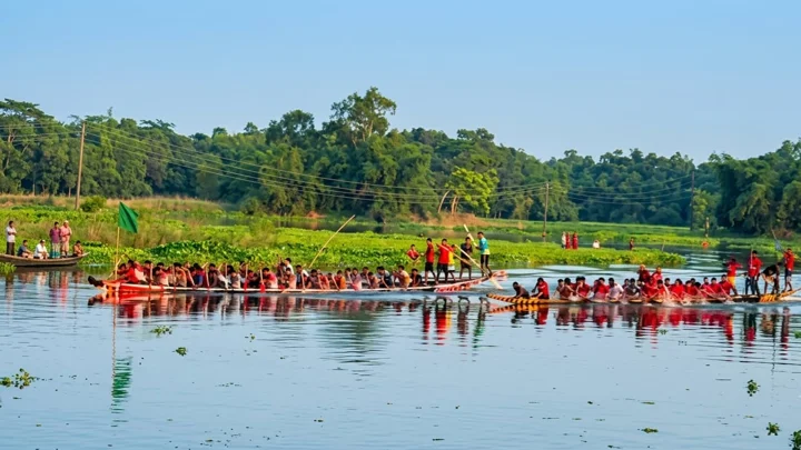সিলেটের সুনাই নদীতে নৌকাবাইচ। সংগৃহীত ছবি