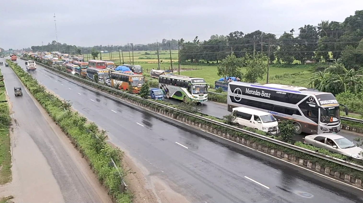 ঢাকা-টাঙ্গাইল মহাসড়কে ঈদযাত্রায় মঙ্গলবার রাত থেকে যানজনের দুর্ভোগে যাত্রীরা। স্ট্রিম ছবি