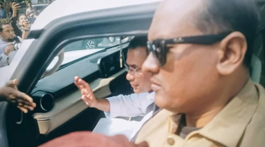 জুমার পথে জনতা দেখে দোয়া চাইলেন তারেক রহমান