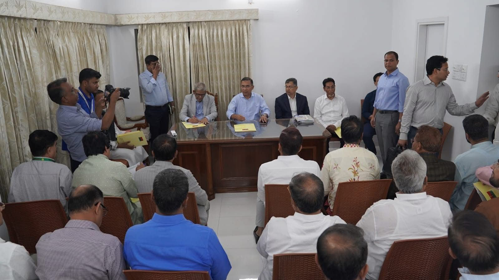 সরকার গঠনের পর প্রথমবার নয়াপল্টনে বিএনপির কেন্দ্রীয় কার্যালয় গিয়ে নেতাদের সঙ্গে বৈঠক করেন চেয়ারম্যান তারেক রহমান। ছবি: প্রধানমন্ত্রীর কার্যালয়
