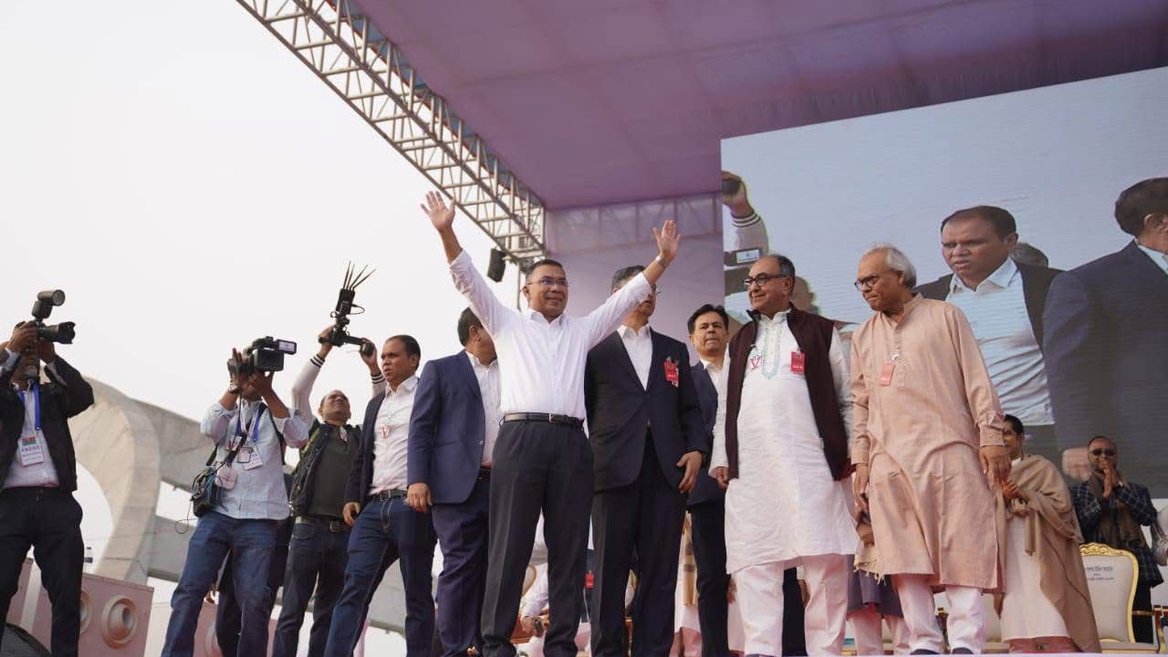 উপস্থিত জনতাকে হাত নেড়ে অভিনন্দন জানান তারেক রহমান। ছবি: সংগৃহীত