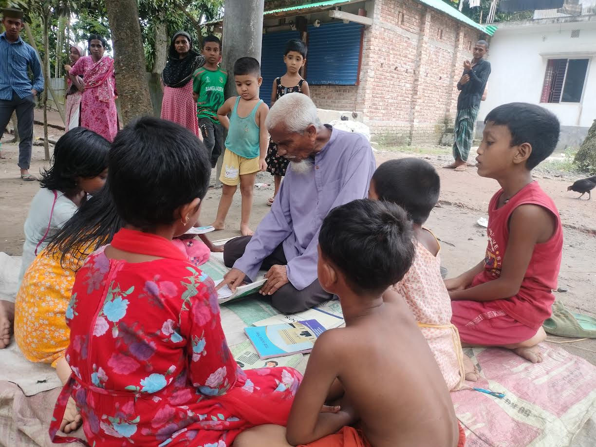 ১৯৮৪ সাল থেকে বাড়ি বাড়ি গিয়ে শিশুদের পড়ানো শুরু করেন লুৎফর রহমান