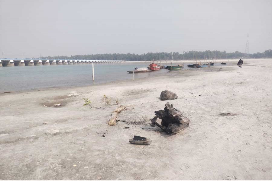 শুষ্ক মৌসুমে এভাবেই বাংলাদেশ অংশে শুকিয়ে যায় তিস্তা। ছবি: সংগৃহীত।
