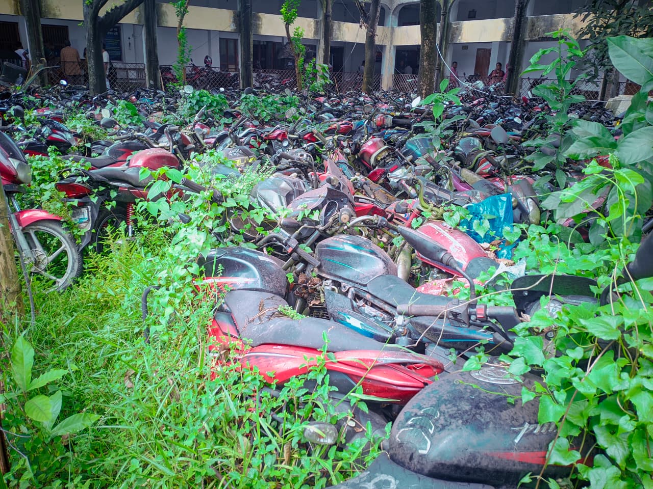 খোলা আকাশের নিচে নষ্ট হচ্ছে জব্দ করা শত শত যানবাহন