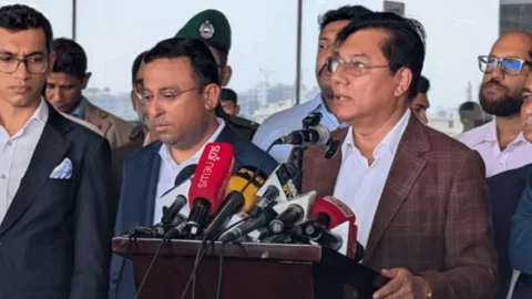 প্রেস ব্রিফিংয়ে বেসামরিক বিমান পরিবহন ও পর্যটনমন্ত্রী এম রশিদুজ্জামান মিল্লাত। ছবি: সংগৃহীত