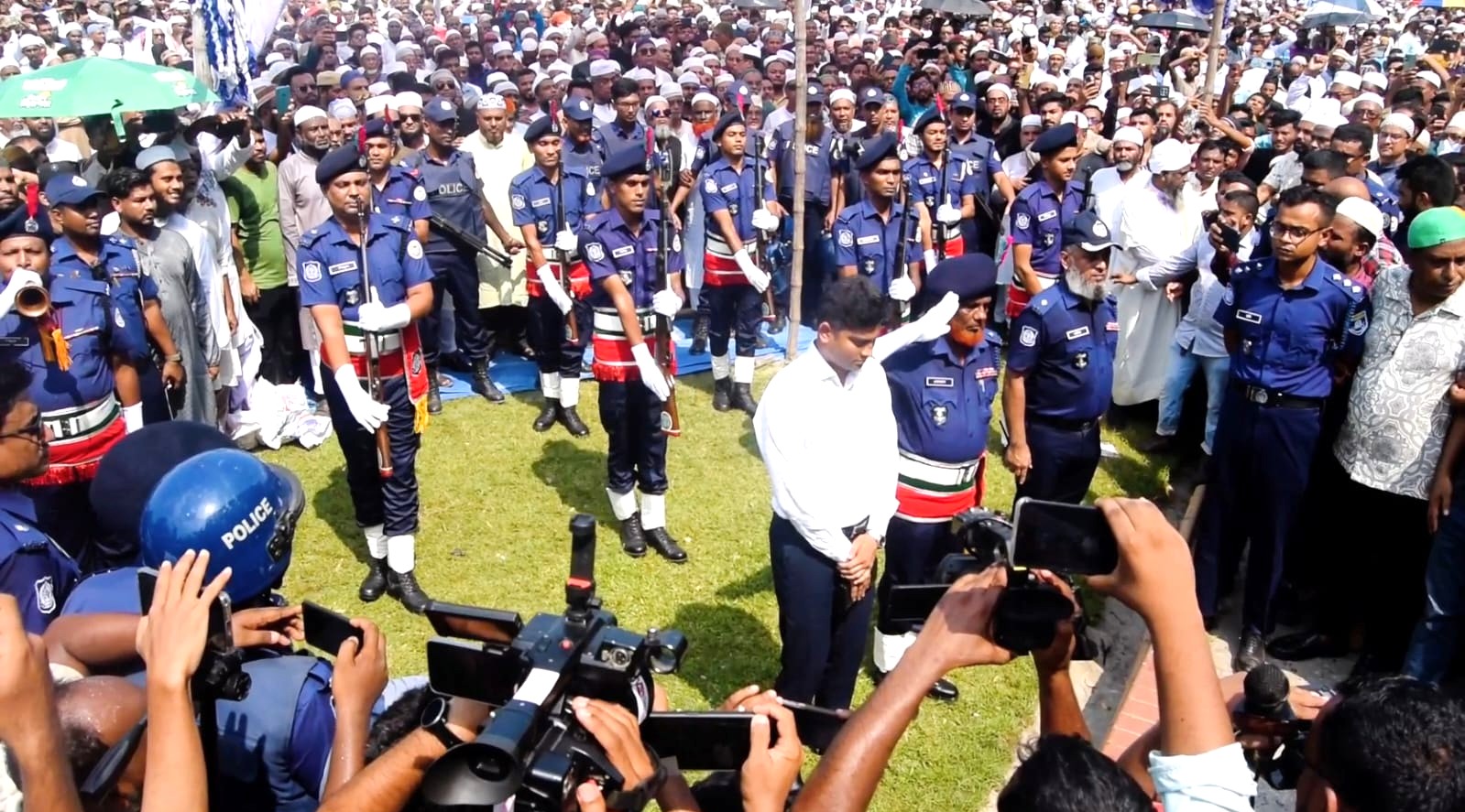 ভোলায় দ্বিতীয় জানাজার আগে তোফায়েল আহমেদের মরদেহে রাষ্ট্রীয় সম্মান। স্ট্রিম ছবি