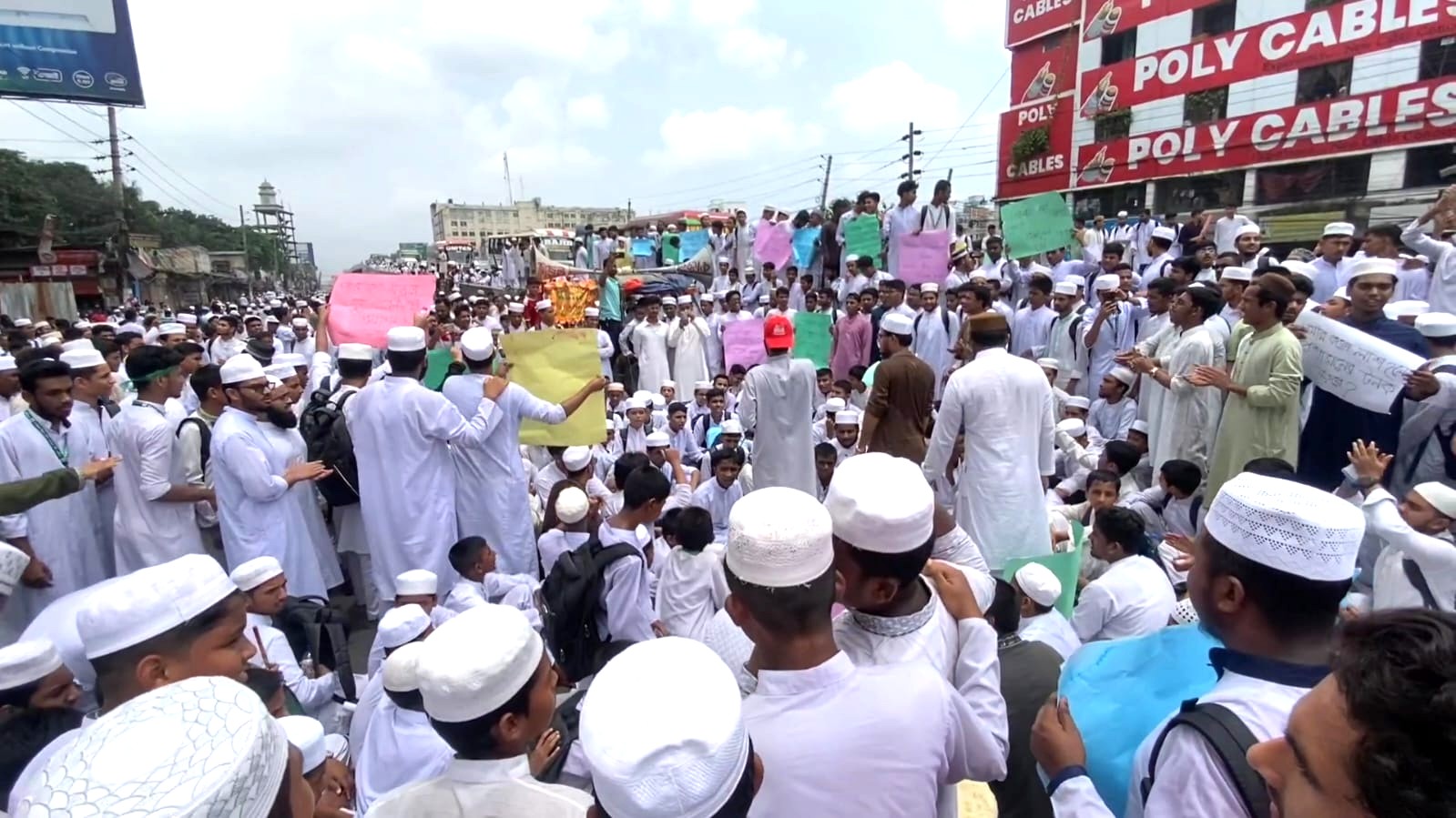 টঙ্গীতে ঢাকা-ময়মনসিংহ মহাসড়ক অবরোধ করে বিক্ষোভ করছেন মাদ্রাসা শিক্ষার্থীরা। স্ট্রিম ছবি