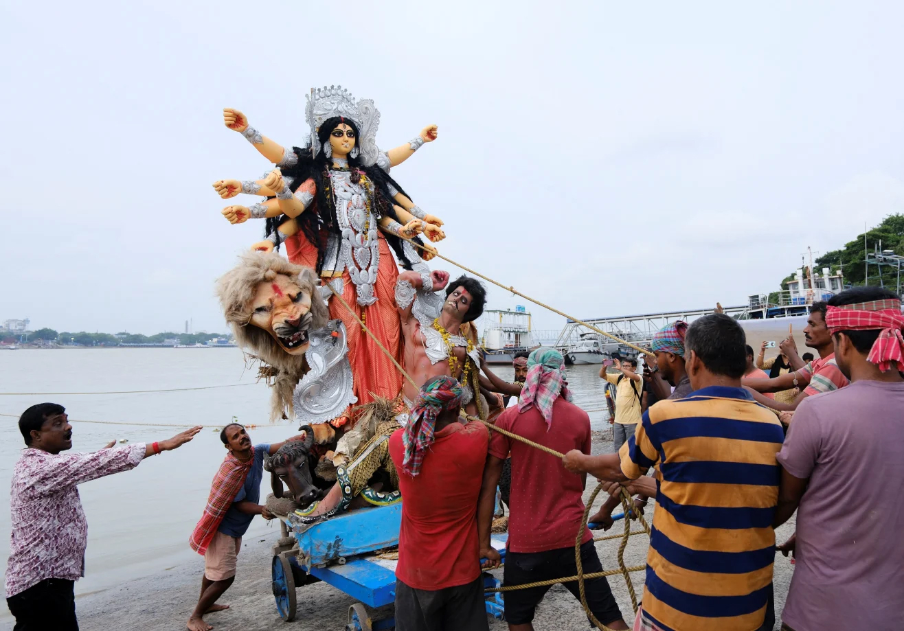 ৪ অক্টোবর, ২০২৫ কলকাতায় দুর্গাপূজা উদযাপনের পর পূজারিরা গঙ্গা নদীতে দেবী দুর্গার  প্রতিমা বিসর্জন দিচ্ছেন। ছবি: সংগৃহীত।