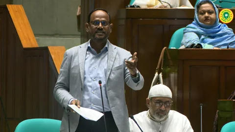 জাতীয় সংসদের তৃতীয় অধিবেশনে প্রশ্নের উত্তর দেন মৎস্য ও প্রাণিসম্পদ প্রতিমন্ত্রী সুলতান সালাউদ্দিন টুকু। ছবি: সংসদ বাংলাদেশ টিভি