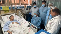 অসুস্থ বিদ্যুৎমন্ত্রীকে দেখতে হাসপাতালে রাষ্ট্রপতি 
