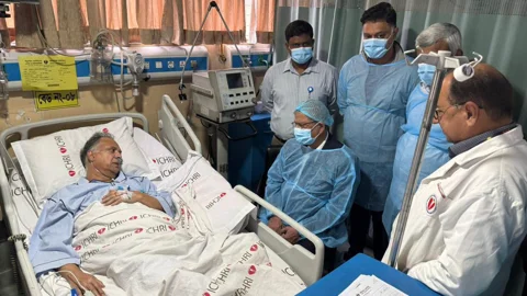 বিদ্যুৎ, জ্বালানি ও খনিজ সম্পদমন্ত্রী ইকবাল হাসান মাহমুদ টুকুকে দেখতে হাসপাতালে রাষ্ট্রপতি মির্জা ফখরুল ইসলাম আলমগীর। সংগৃহীত ছবি 