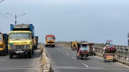 ১০ মিনিটে ১৪ নিষিদ্ধ যান, চলছে উল্টো পথেও