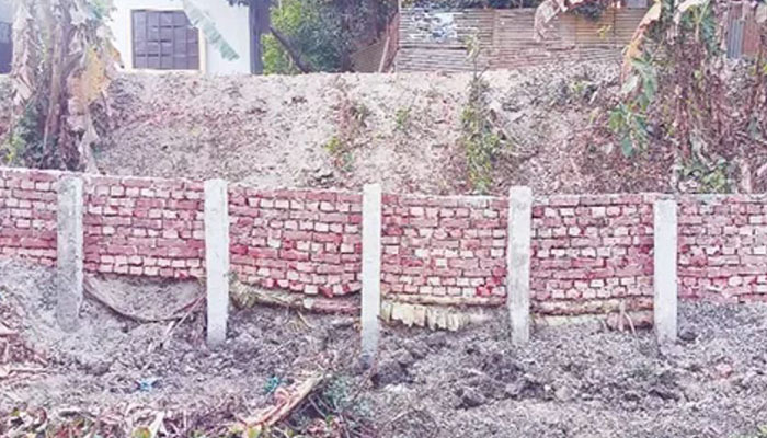 শিবচরে গাইডওয়ালের গাঁথুনির নিচে কলাগাছ