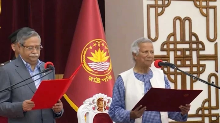 অন্তর্বর্তী সরকারের প্রধান উপদেষ্টা হিসেবে মুহাম্মদ ইউনূসকে শপথ পড়ান মো. সাহাবুদ্দীন। ছবি: সংগৃহীত
