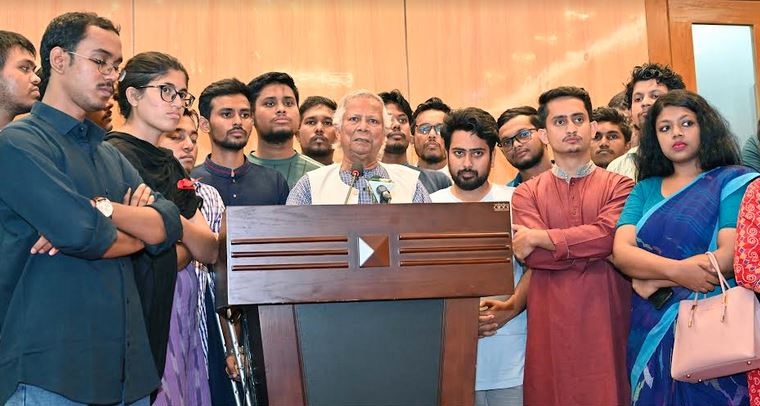৮ আগস্ট ড. ইউনূস দেশে এলেন। ছবি: বাসস