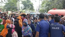 বেতন না পেয়ে সড়ক অবরোধ, ফতুল্লায় পোশাক কারখানা বন্ধ