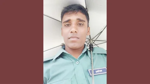 ছিনতাইয়ের ঘটনায় গ্রেপ্তারকৃত পুলিশ কনস্টেবল জাকির হোসেন। ছবি: সংগৃহীত