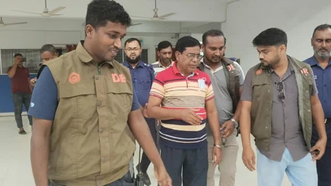 ভারতে যাওয়ার সময় স্থলবন্দরে গ্রেপ্তার মেহেরপুর আ.লীগ নেতা এম এ খালেক। ছবি: সংগৃহীত