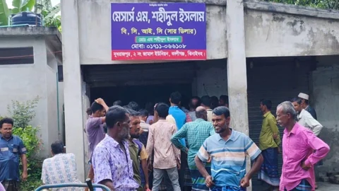  ঝিনাইদহের কালীগঞ্জে সার না পেয়ে কৃষকদের গুদাম ঘেরাও। ছবি: সংগৃহীত