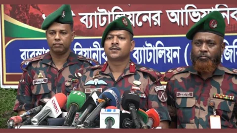 সংবাদ সম্মেলনে কথা বলছেন ৫২ বিজিবির অধিনায়ক লেফটেন্যান্ট কর্নেল আতাউর রহমান সুজন। ছবি: সংগৃহীত