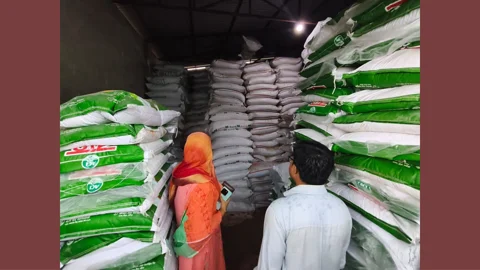 খাগড়াছড়িতে জব্দকৃত ২১ টন সার জব্দ। ছবি: সংগৃহীত