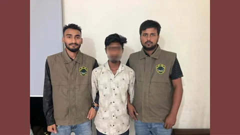  সিটিটিসির হাতে গ্রেপ্তারকৃত অমিত। ছবি: সংগৃহীত