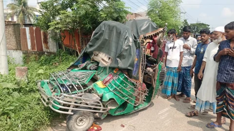 ময়মনসিংহে সড়ক দুর্ঘটনা কবলিত অটোরিকশা। ছবি: সংগৃহীত