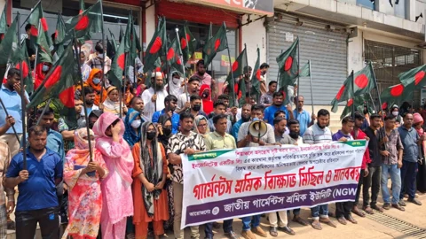 আশুলিয়ায় জাতীয় গার্মেন্টস শ্রমিক ইউনিটির উদ্যোগে বিক্ষোভ ও মানববন্ধন কর্মসূচি পালন করেন শ্রমিকেরা। ছবি: সংগৃহীত