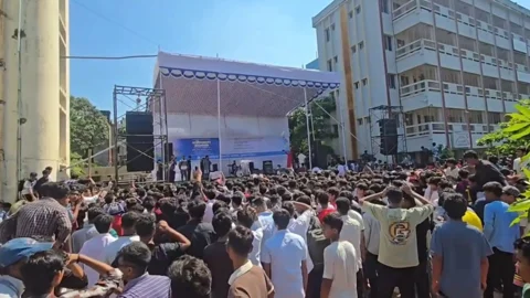 ব্রাহ্মণবাড়িয়া সরকারি কলেজের নবীনবরণ কনসার্টে দর্শকদের ঢল। ছবি: সংগৃহীত