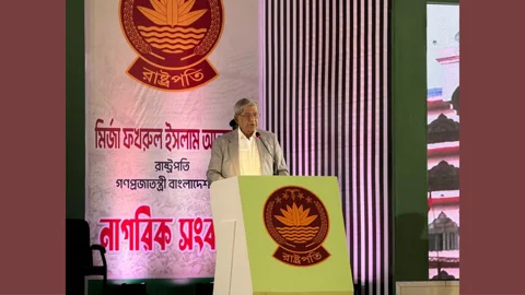 সিলেট সিটি করপোরেশনের নাগরিক সংবর্ধনা অনুষ্ঠানে কথা বলছেন রাষ্ট্রপতি মির্জা ফখরুল ইসলাম আলমগীর। ছবি: বাংলা স্ট্রিম