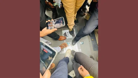 ডাকসু সংগ্রহশালায় মুহাম্মদ আলী জিন্নাহ ও গোলাম আযমের ছবি সংযুক্ত করার প্রতিবাদে শিক্ষার্থীদের প্রতিবাদ। ছবি: সংগৃহীত